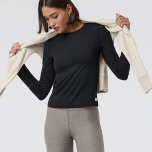 VUORI Lux Long Sleeve T-Shirt medium in tan